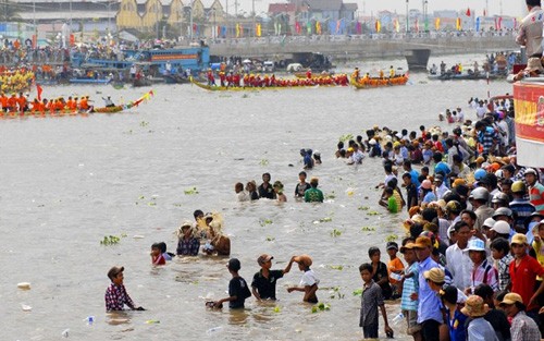 Своеобразная гонка на лодках «Нго» народности Кхмер в провинции Шокчанг - ảnh 3